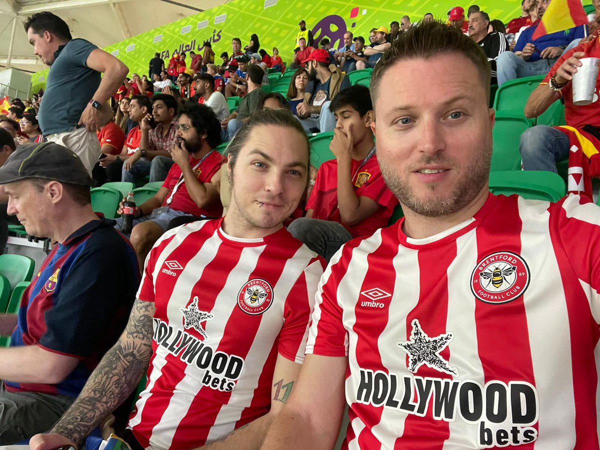 MattieCastle's tweet photo. Bees on tour! #FIFAWorldCup #Qatar2022 #SpainVsCostaRica #BrentfordFC https://t.co/g8Kckj0kmR