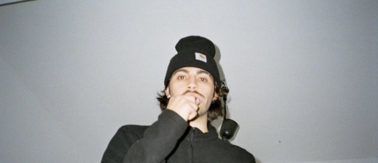 Holaaa ! 
Sóc en Jordi i tinc 24 anys. Busco una habitació per Bcn per entrar al Gener/Febrer. Sóc net i polit. Molt respectuós i m'agrada socialitzar.
Us agrairia difusió plis!!
Deixo una foto meva perque no us penseu que sóc el nen de la foto que fuma porrus pel nas.