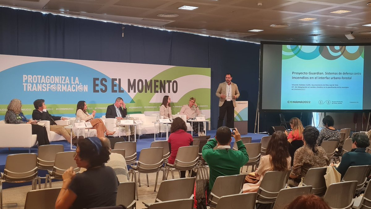 Guardian_UIA's tweet photo. 🙋🏻 @AdobesGolfe presenta @Guardian_UIA en #Conama2022, una infraestructura que busca aumentar la resiliencia al fuego del Parque Nacional del Túria, con la construcción de una estación regeneradora de agua que permite realizar un riego preventivo y mantenimiento de la zona. https://t.co/TtDyLxO8Mm
