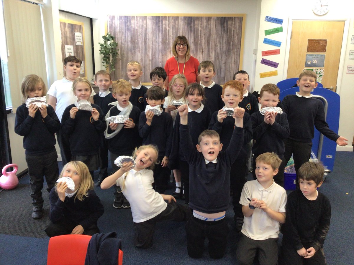 CastlewayY3's tweet photo. Year 3 enjoying our taco making this afternoon. Estupenda! #WeAreCastleway https://t.co/cn6IgKAMKu