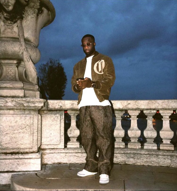 outrage_paris's tweet photo. Twitter si tu pouvais faire ton job : on est deux frères à lancer notre marque de vêtements upcyclés : 
un exemple  de notre travail avec @JossStinson et @MrFranglish qui portent du outrage 🔥 
#fashion #frenchbrand #frenchrap #upcycling #streetwear 
RT APPRÉCIES 🖤 https://t.co/6zRoD8MKEo