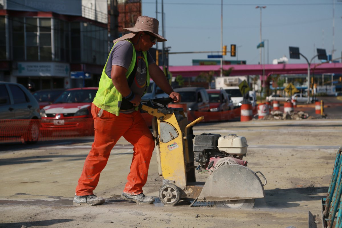 FerEspinozaOK's tweet photo. Continuamos con las obras de repavimentación en Ruta 3 que incluyen el reemplazo de la carpeta asfáltica por losas de hormigón y la puesta en valor de las vías rápidas del Metrobus. https://t.co/MsW73ReqqD