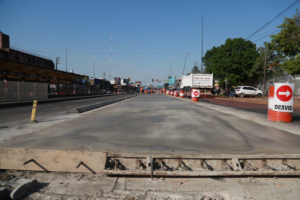 FerEspinozaOK's tweet photo. Continuamos con las obras de repavimentación en Ruta 3 que incluyen el reemplazo de la carpeta asfáltica por losas de hormigón y la puesta en valor de las vías rápidas del Metrobus. https://t.co/MsW73ReqqD