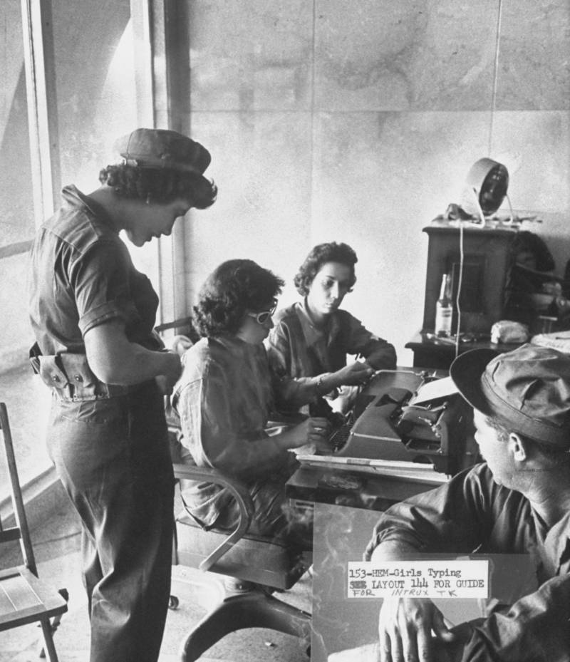 CallaWalsh's tweet photo. Women rebel soldiers led the drafting, printing &amp; dissemination of revolutionary propaganda during the Cuban Revolution. They also played key roles in spying, smuggling weapons, organizing protests, raiding police stations &amp; publicizing the torture &amp; arrests of revolutionaries. https://t.co/DYGDNd9FGb