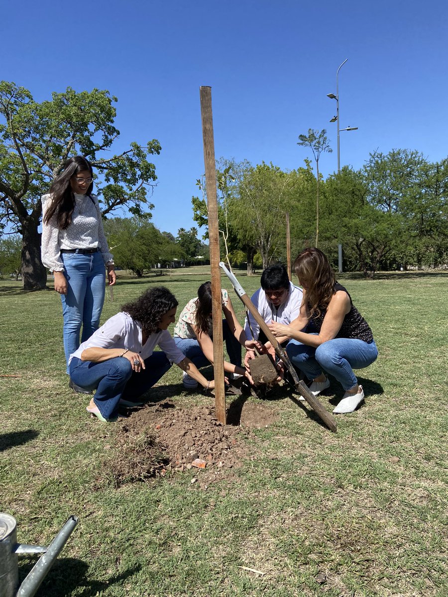 igualdadros's tweet photo. 🟣 Esta mañana plantamos 3 nuevos árboles en el Bosque Violeta de #Rosario en memoria de las mujeres que murieron a causa de #ViolenciaDeGenero
#PlantamosMemoria #NoviembreVioleta https://t.co/FRrVhzlUUN