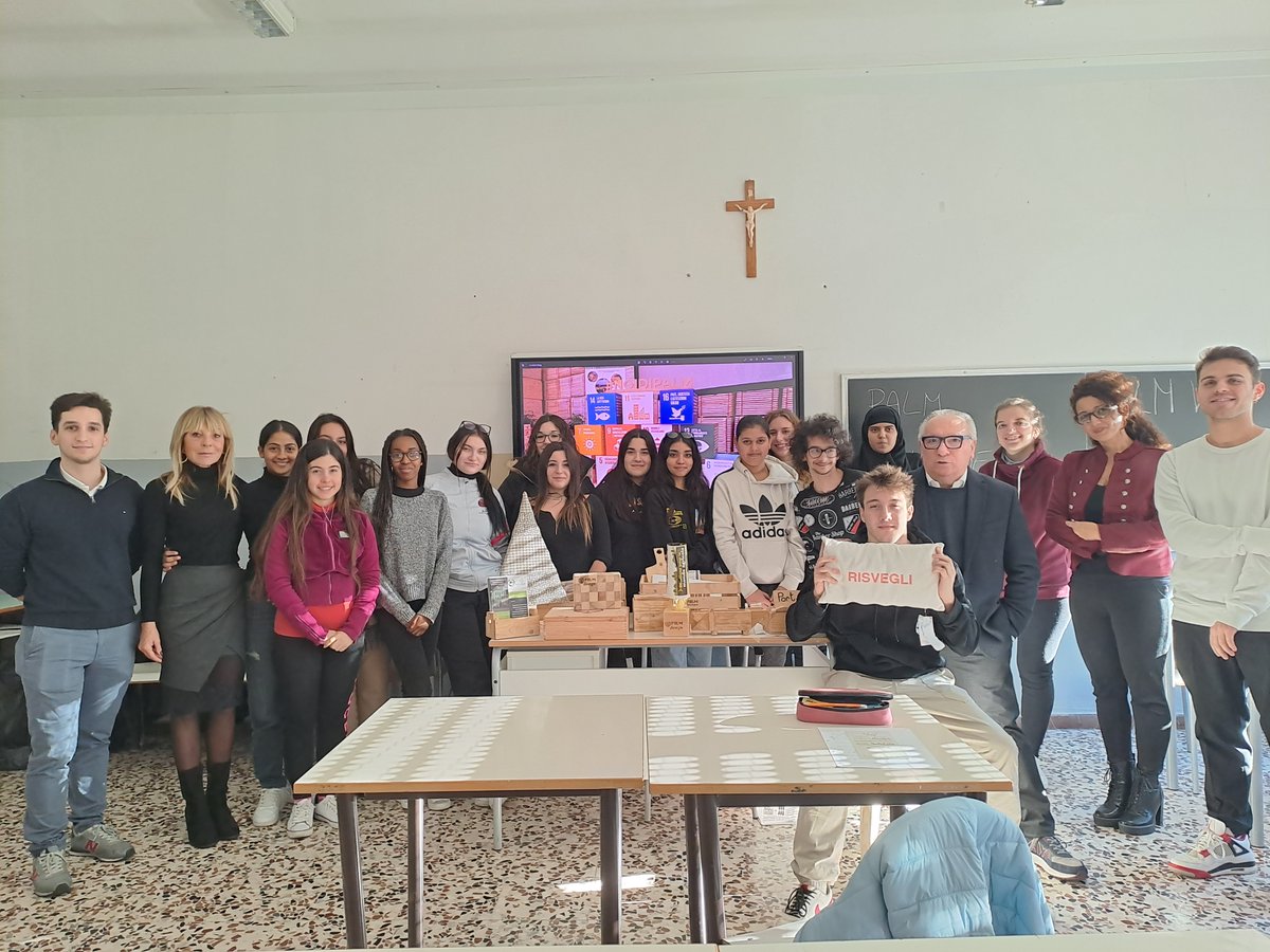 PalmSpa_SB's tweet photo. Oggi #NoidiPALM siamo stati presso due classi dell’Istituto San Giovanni Bosc di Viadana al fine di condividere un’esperienza collettiva di #educazione #scuola-#lavoro attraverso un ‘laboratorio sociale’ che si concretizzerà per tutto il 2023 nella Palm W&amp;P Coop. Soc. https://t.co/AFiuGInE8Y