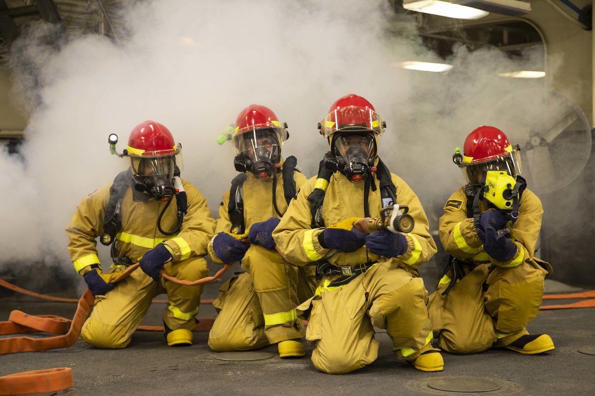 We train how we fight! 👨‍🚒⚓👩‍🚒 

Sailors fight a simulated fire in the lower vehicle storage area during a general quarters drill aboard amphibious assault carrier #USSTripoli (LHA 7).

📸 by MC3 Maci Sternod