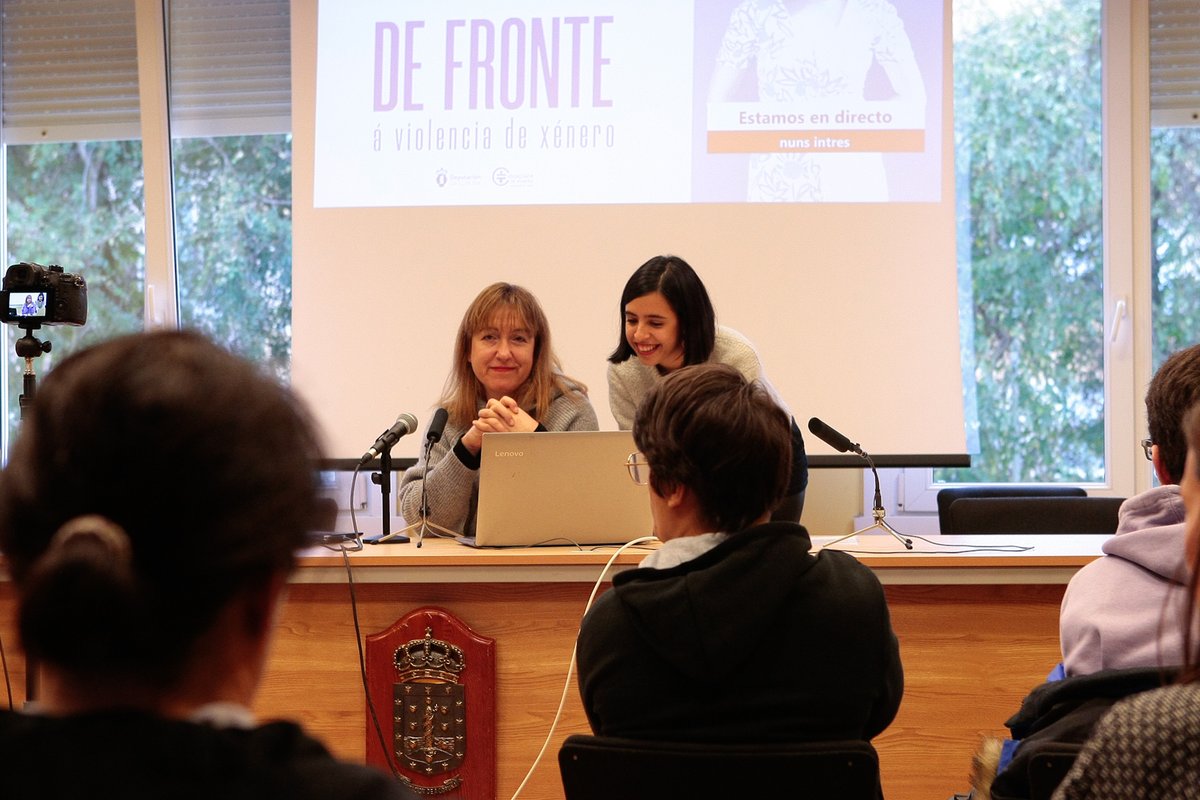 Depucoruna's tweet photo. 👉 O IES Rosalía Mera acolleu hoxe a ciberquedada polo #25N, a cargo de Priscila Retamozo, unha politóloga especializada en igualdade de xénero.
💜 Trátase dunha das dúas citas importantes da programación de #DeFronte, dirixida á concienciar sobre situacións reais de violencia. https://t.co/DamQd7gEfC