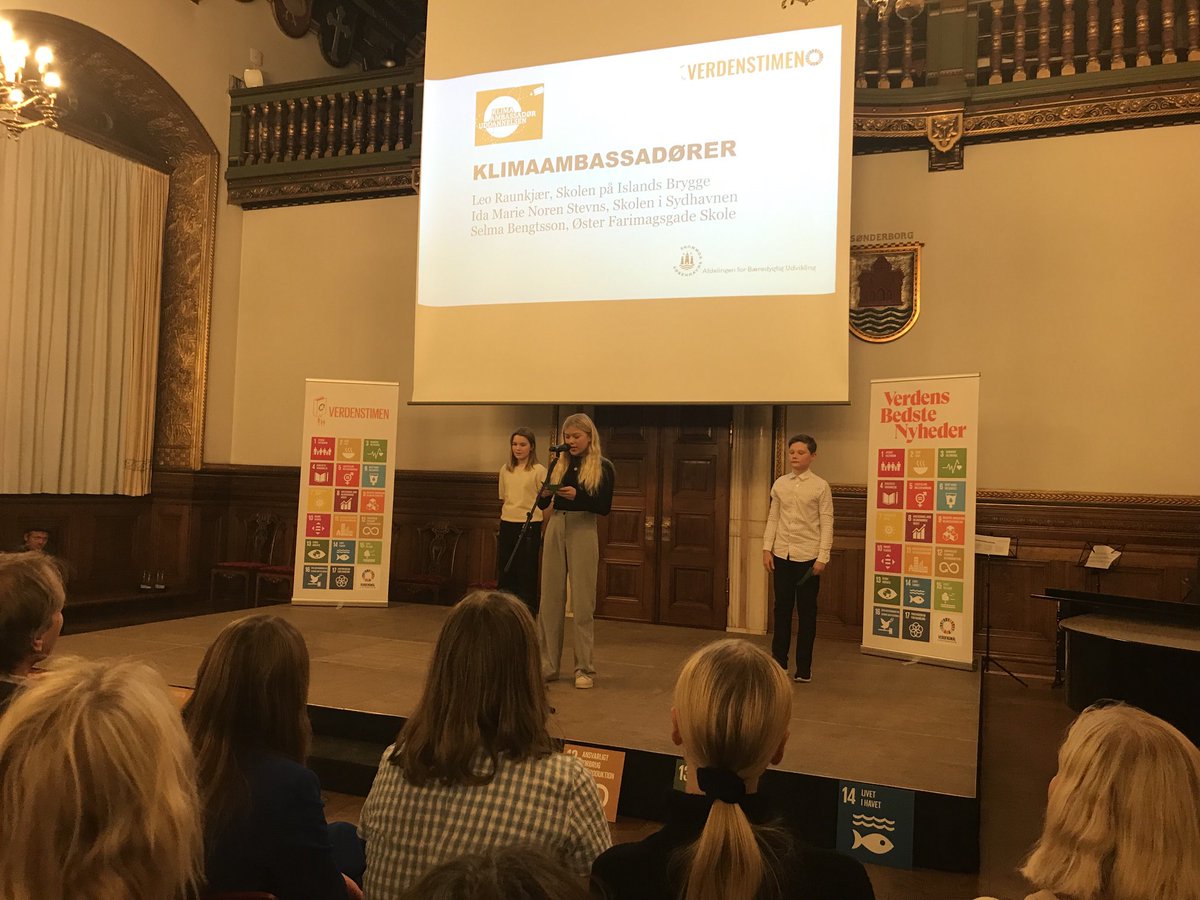 LineATrolle's tweet photo. De sejeste elever fortæller os og kronprinsessen om deres Verdensmåls-projekter og -handling: om at opfinde en app og begrænse madspild. Om bæredygtig energi og vindmøller. Om skybrud og nedskyldning af vand. #verdenstimen #sdg https://t.co/5AjgnGt2Sw
