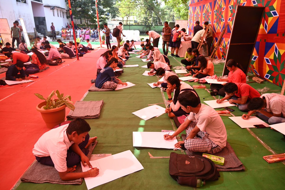 Today on 23/11/2022, Art (Painting / canvas painting) competition was held in front of the District Library, Hailakandi by the District Administration, Hailakandi on the celebration of the 400th Birth Anniversary of Bir Lachit Borphukan. (1/4)