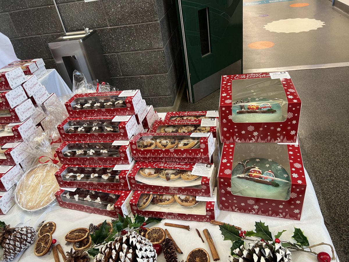 sheffcolbakery's tweet photo. Open evening @sheffcol #bakery #sheffcol all products made by bakery students at Sheffield City College for Open evening. https://t.co/pY86r137kt