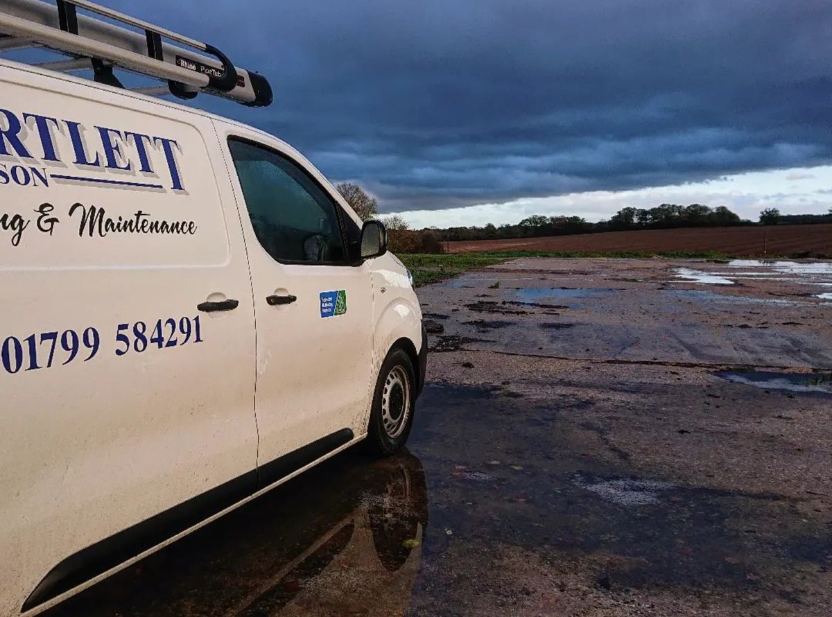 ckidman85's tweet photo. An impressive #storm over #Hadstock in #Essex this afternoon, just got my tools away in time! @UKWeatherLive @AngliaWeather @bbcweather @metoffice @ChrisPage90 @WeatherAisling @AmandaHouston @carolkirkwood @Kate_Kinsella @lizzieweather https://t.co/Ll0nALECBO