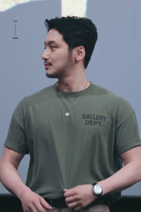 와키도 축구와는 안 어울림
이 수컷은 유도임 당연함 
누구보다 맨발이 잘 어울리는
누르기 조르기 업(엎x)어치기가 잘 어울리는
낙법 존나 잘 할 것 같은
8층에서 떨어져도 낙법으로 굴러 부상 하나 없을 것 같은
그리고 무엇보다 노팬티가 잘 어울리는
어쩔 수 없이 유도임