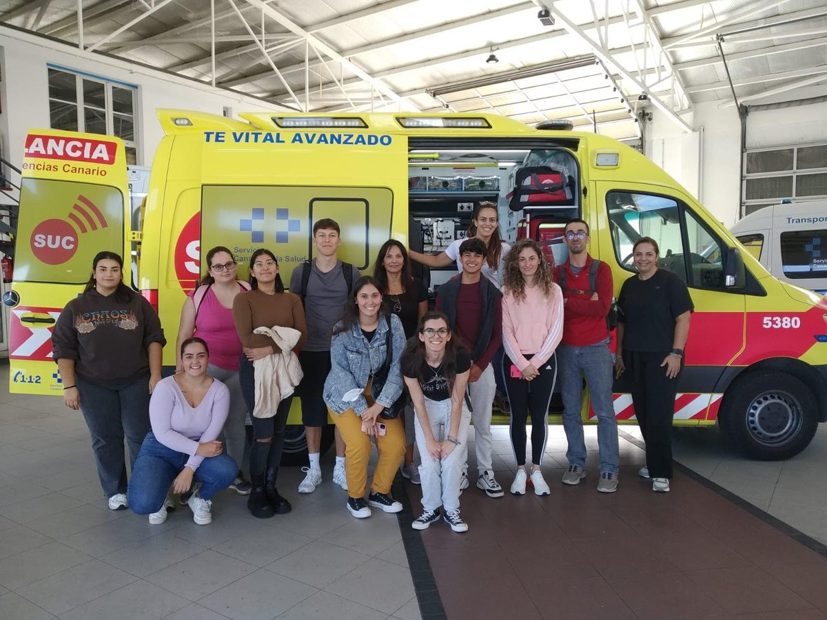 EnfermeriaULL's tweet photo. Estudiantes de Enfermería-La Palma han podido conocer los recursos sanitarios de transporte sanitario urgente de la mano de la enfermera de urgencias Dª Melodie Sánchez Brito. La Sección de Enfermería  agradece la colaboración realizada y, también a la empresa TASISA en La Palma https://t.co/gTDdnJHeVE