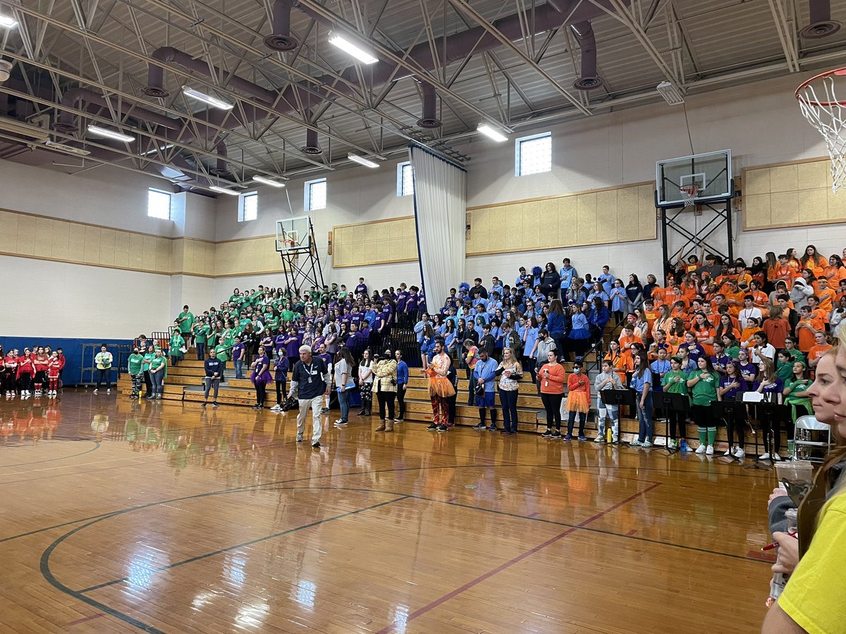 Spirit Day! #greenteam <a href="/HurleyMiddle/">Dr. Kevin Hurley MS</a> 💚🤍💚