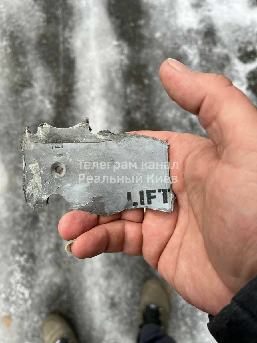 facboi123's tweet photo. #Ukrainianincompetence
🇪🇺🇺🇦⚡ A Western-made rocket hit a residential building in Kiev 

A fragment of an IRIS / T or NASAMS anti-aircraft missile was found in the area of ​​​​the Ukrainian air defense strike on residential buildings in Kiev😁 https://t.co/yQMtmfHjVG