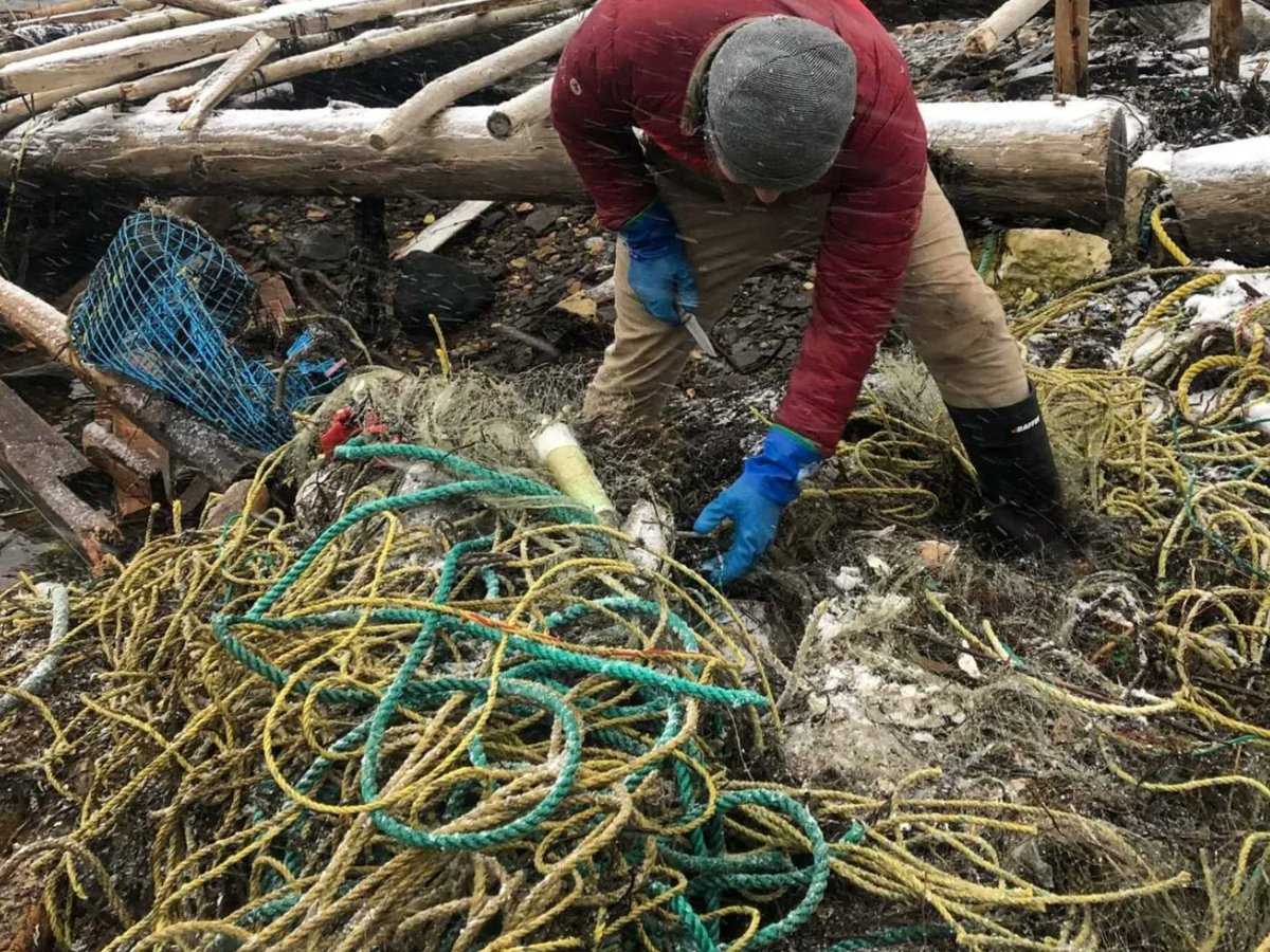 AHOI_NL's tweet photo. Our 4 days of helping on the southwest coast of NL was quiet successful but there's so much more to be done. On just 200m of coastline we collected 4240lbs of damaged fishing rope, tubs, lobster traps &amp; more. Looking forwarding to heading back again Saturday to help! #ghostgear https://t.co/teQlMMM96f