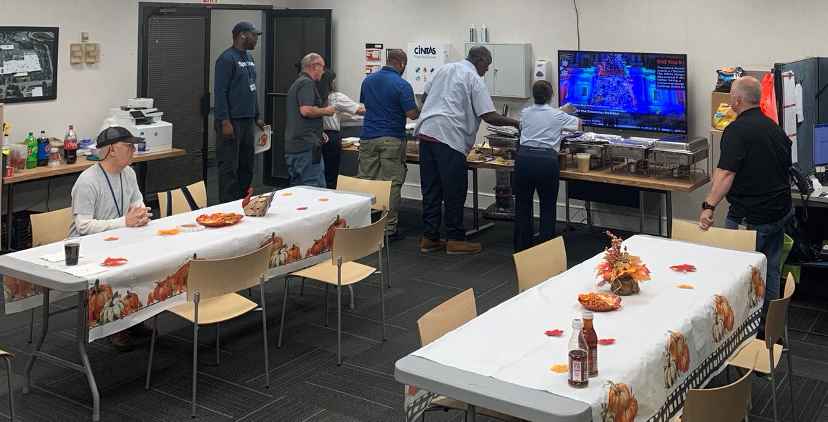 BravoGroupNews's tweet photo. To celebrate Thanksgiving companywide, BRAVO! is volunteering at food banks, donating turkeys to local BRAVO! teams, and having pre-Thanksgiving lunches so clients and BRAVO! teammates can celebrate the holiday together.
We are so thankful for our BRAVO! family!
#givingback https://t.co/SZC9AR0uUS