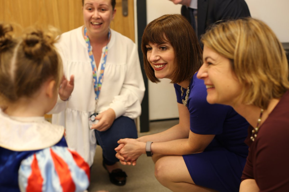 HallamUniNews's tweet photo. We were delighted to welcome @bphillipsonMP and @helenhayes_ to our @EarlyYearsCRC today, to meet the children and families benefiting from the innovative partnership-led nursery. They also spoke to students and staff about the sector's future. Read more https://t.co/8CnUSgbgEO https://t.co/aAmq2PhcH6