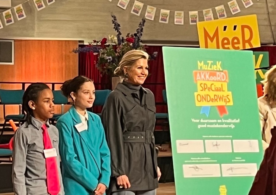 In het bijzijn van koningin Máxima tekende Marian Officier, schoolleider Visio Onderwijs Haren, namens Koninklijke Visio, het muziekakkoord Speciaal Onderwijs. Lees meer: visio.org/nl-nl/home/act…