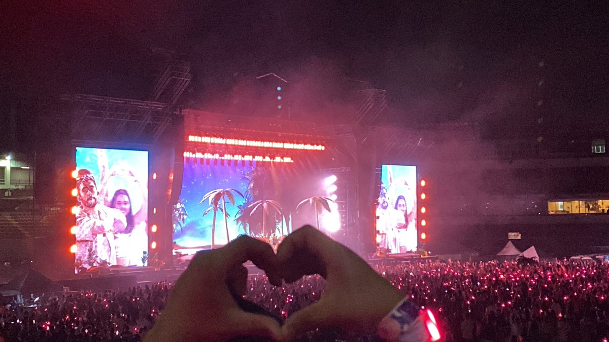 Rouss0397's tweet photo. Concierto de Bad Bonny 10 de 10 https://t.co/UwbBJqz0gn