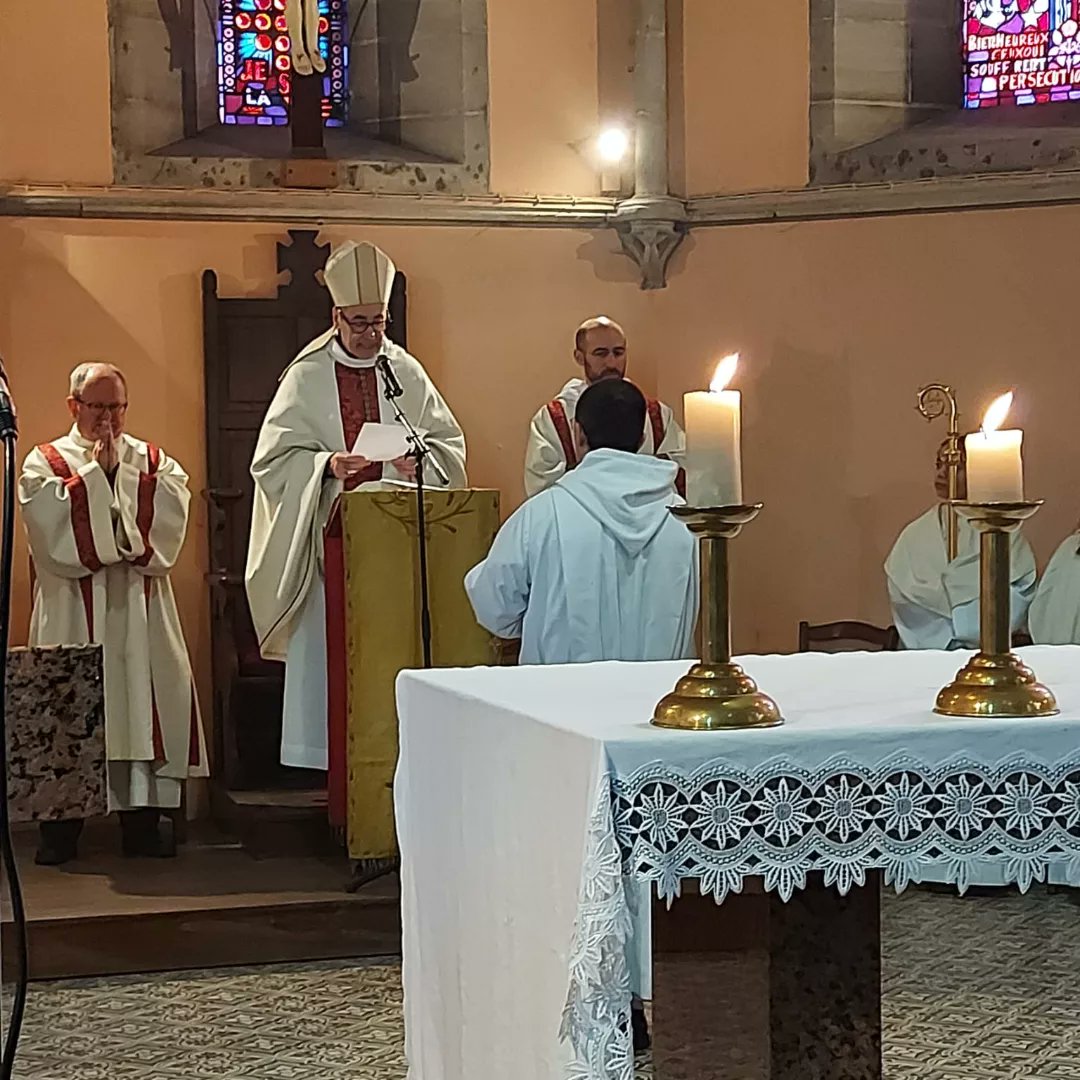 DiocesedeBayeux's tweet photo. #MgrHabert a installé Frère Ismaël de la communauté de #Mondaye comme curé de la paroisse Saint-Exupère en Bessin, en l'église de #Trévières. @abbayedemondaye https://t.co/XglHq1omwm