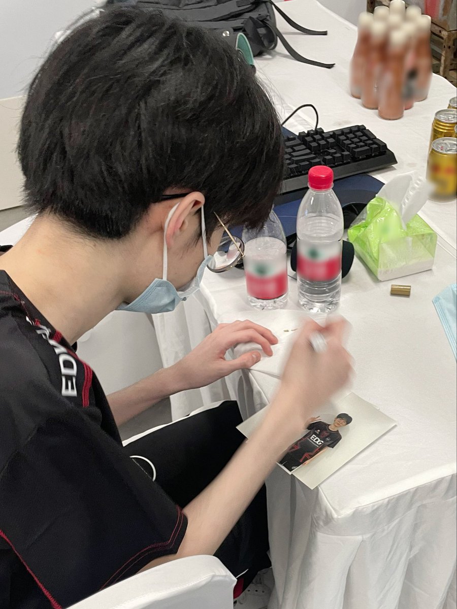 sryggs's tweet photo. 엽서?에 싸인하는 정태 https://t.co/cCe0CCiSkf
