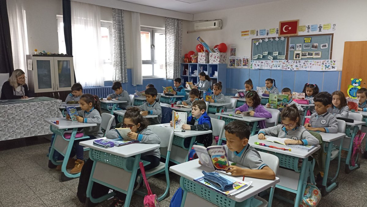 AnadoluBat's tweet photo. Kitaplar kendinize ve başkalarına saygı duymayı öğretecek, yüreği ve akli, dünya ve insanlık sevgisiyle dolduracaktır. Okulumuzda her çarşamba günü ilk saat tüm paydaşlarımız kitap okumaktadır. @bornovamem https://t.co/fsX1Hvf2z9