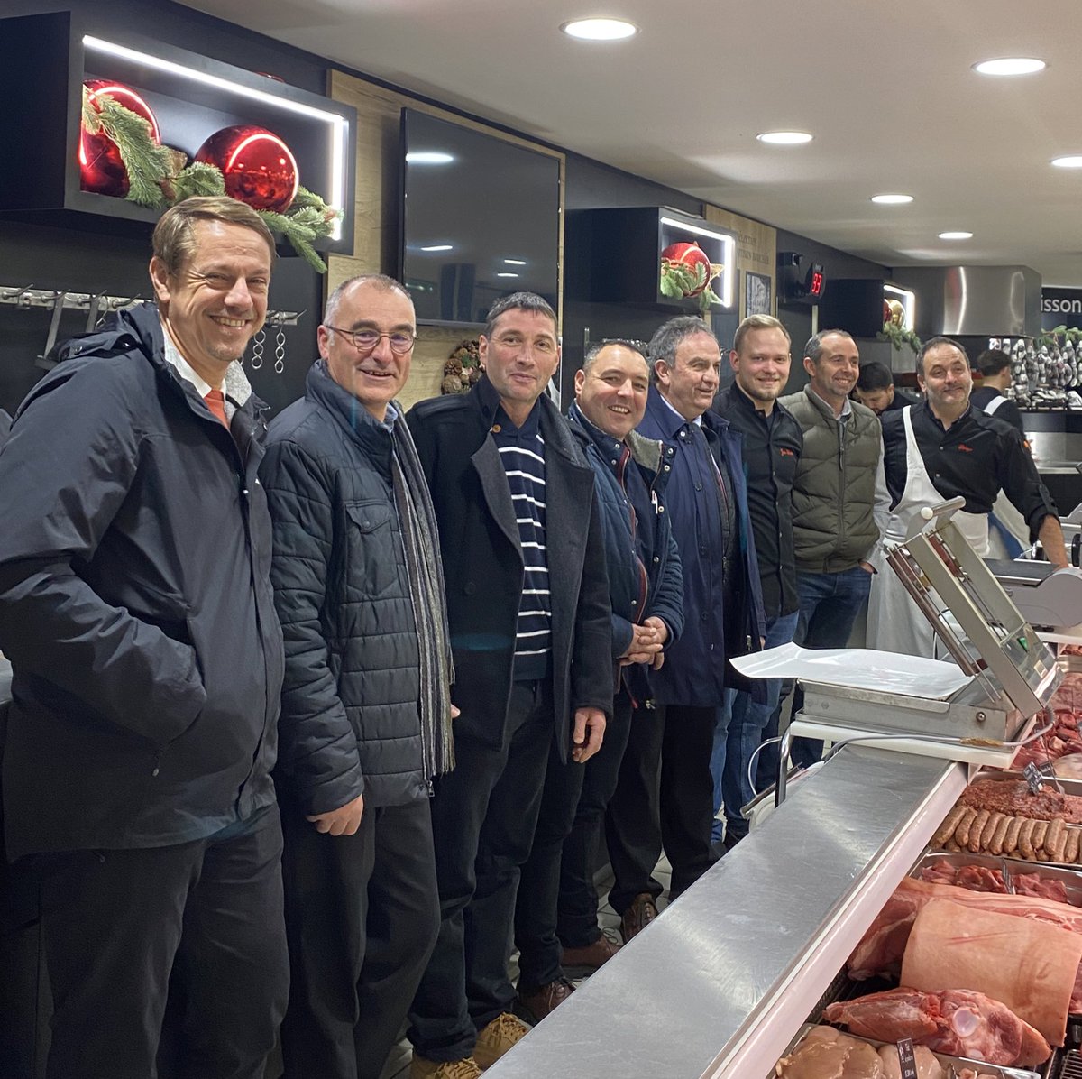 Interbev_PdL's tweet photo. 🚘➡️ Un dernier arrêt à la #boucherie du Supermarché G20 de Juigné sur #Loire pour rencontrer Jean-Charles Beunier, Meilleur Ouvrier de France en boucherie depuis le printemps 2022 👏👏🥩🔪 #CFBCT #MOF #paysdelaloire #qualité #meilleurouvrierdefrance #foodangers https://t.co/4OINoKL4Y3