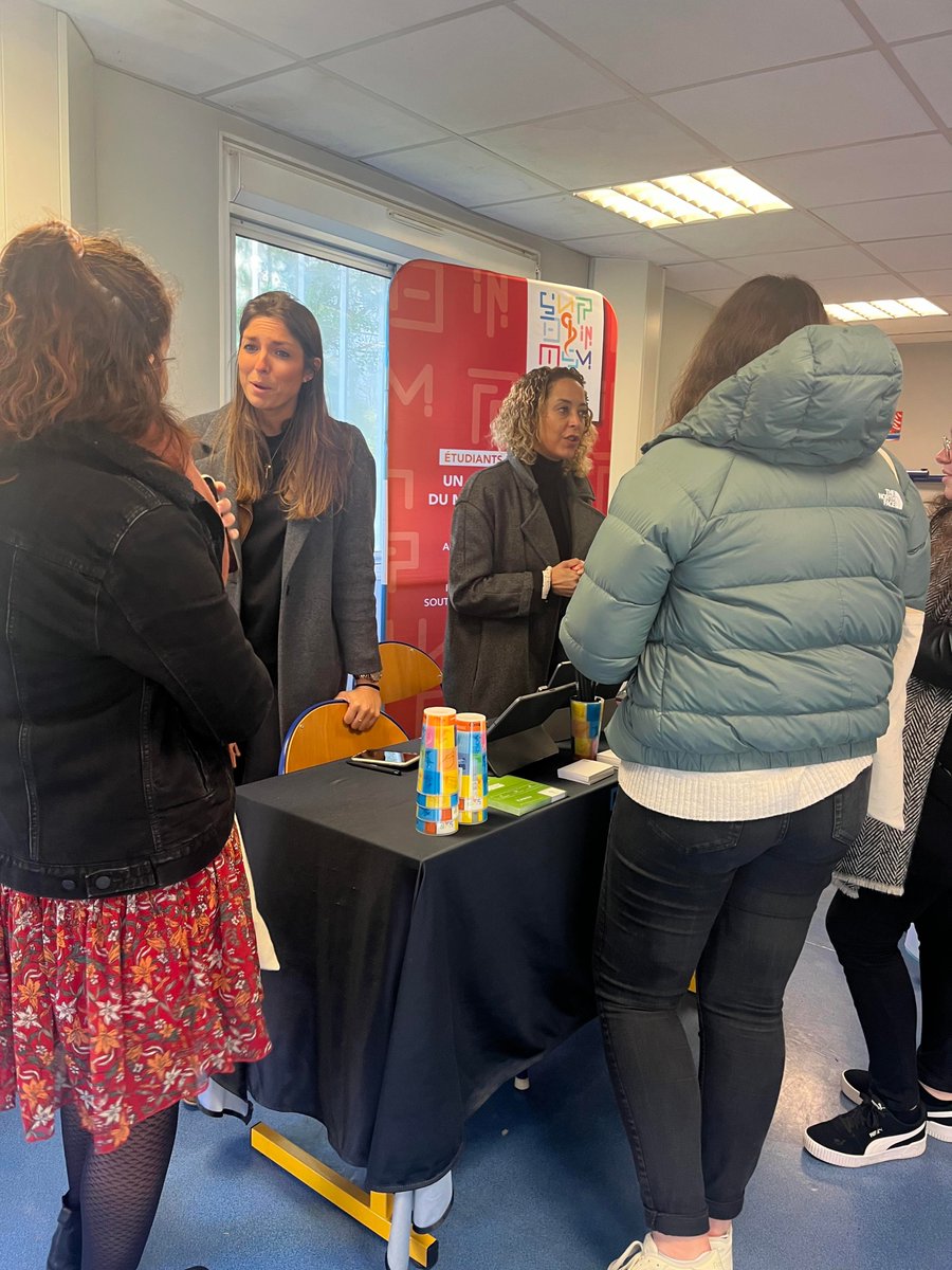 Le samedi est une journée consacrée aux formations. 🗣

L’intervention de nos #partenaires lors de conférences et d’un village des intervenants permet à nos étudiants d'échanger avec des interlocuteurs expérimentés, et découvrir divers milieux pharmaceutiques. 👩‍💻