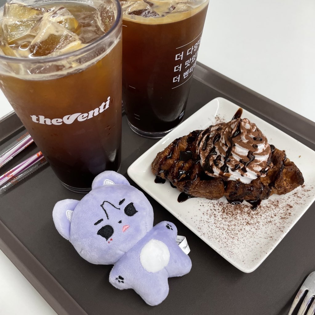 빕냥이 받고 너무 신난듯