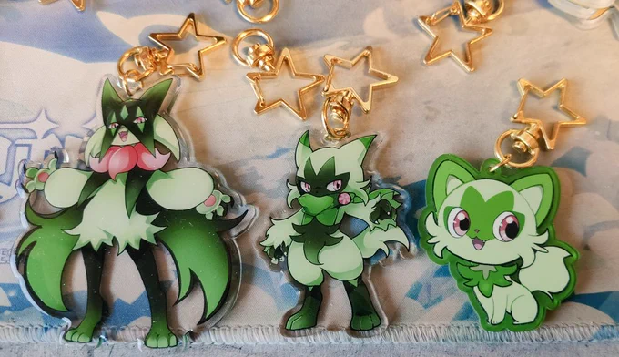 Tendreis en la japan de valencia varias novedades entre ellos de genshin, y pokemon, varios de los nuevos pokes estarán, como Iono / Enigma y dottore en acrylico con Layla y Faruzan#PokemonScarletViolet #Genshin #GenshinImpact 