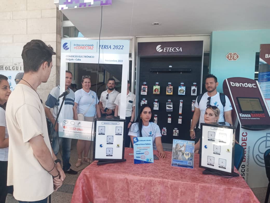 Activos en la feria de comercio electrónico #ETECSA en #Holguín <a href="/HildaAriasP/">Hilda Arias ❤️🇨🇺</a> @arnolis_reyes <a href="/agustin_chiong/">Agustín Chiong</a>