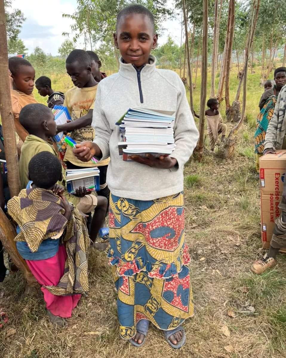 AssoTwenge's tweet photo. 📖 ¡Becas escolares en secundaria! 📚

📌 En #Twenge seguimos trabajando para mejorar la alfabetización y la educación de los habitantes del poblado batwa de Gatonde, ya que somos muy conscientes de su enorme importancia para su desarrollo y el avance de la sociedad 🇧🇮👇 https://t.co/e8PJEf5Lnd
