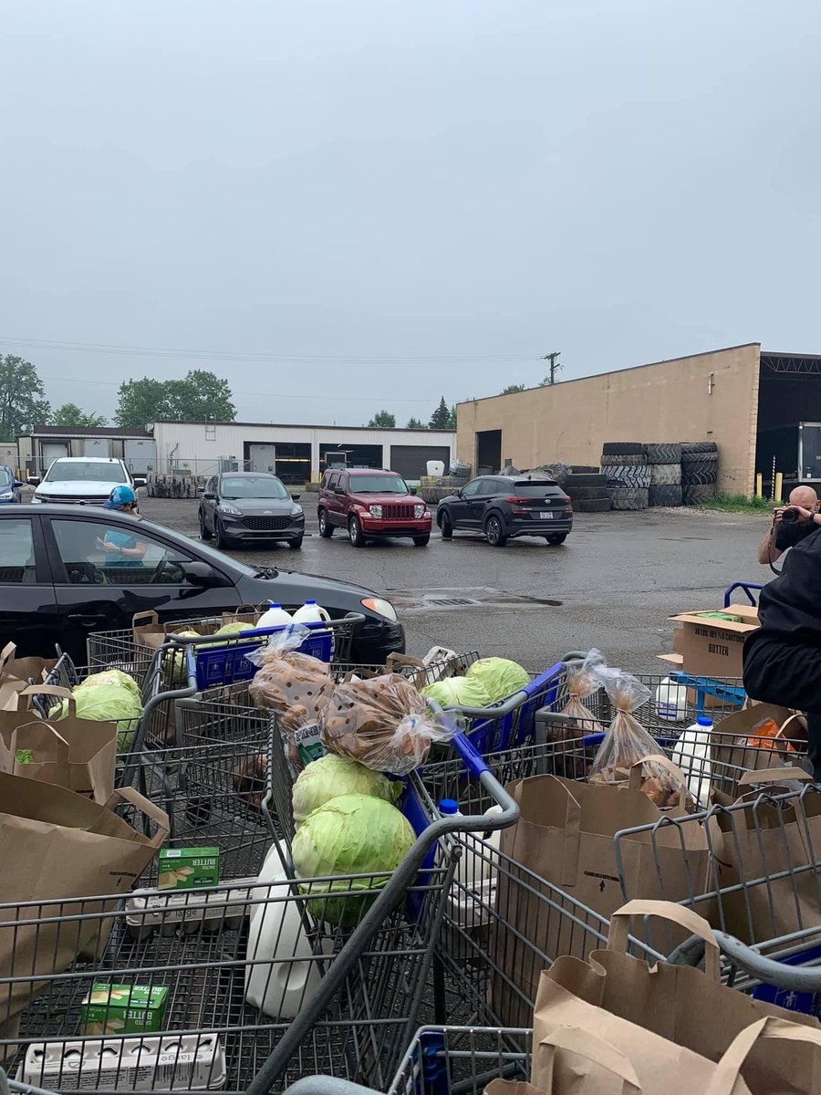 batonqueen101's tweet image. Volunteering is so important to our communities! @BFPUpdates takes our volunteering into consideration with our applications. My favorite volunteer opportunity has been with a local food pantry called Fish and Loaves.