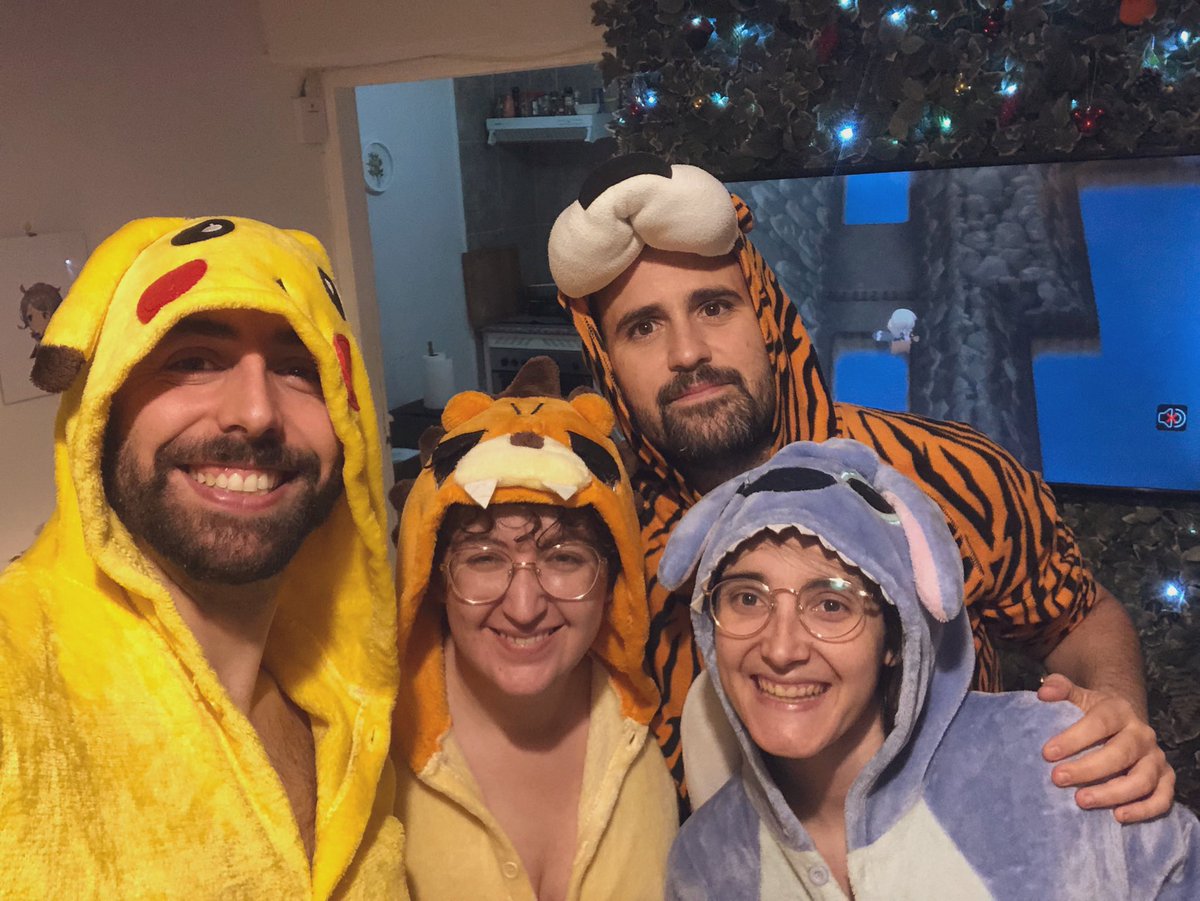 De Pikachu en la pijamada, con @AngelitoLC, <a href="/xBespokePsycho/">Brujah.</a> y <a href="/xstorm_queen/">Storm</a>.