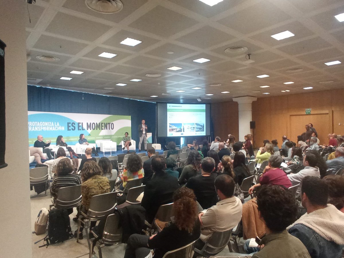 Rausan_CARTIF's tweet photo. @JFermoso_Cartif comentando los resultados del proyecto @buildingisgreen en #CONAMA2022. Colegios más verdes y habitables mejorando sus condiciones ambientales con #SBN https://t.co/4RDDoAMv3T