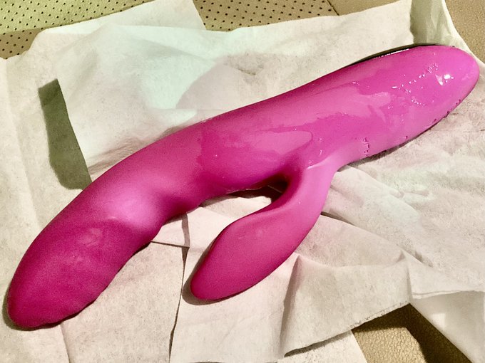 今日入れてたバイブ抜いたら持ち手までぬるぬるになっててやばかった https://t.co/48lGWNm2YH