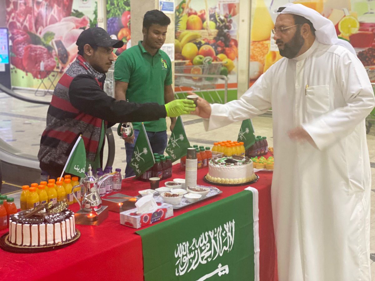 kccs_1k's tweet photo. #صور 2 من المشاركة في فرحة الوطن بفوز #المنتخب_السعودي الذي أقامتها الجمعية التعاونية الاستهلاكية بالخفجي في بهو السوق؛ لتهنئة عملاء الجمعية ومساهميها بهذه المناسبة.
#التعاونيات https://t.co/TE7viLPNqF