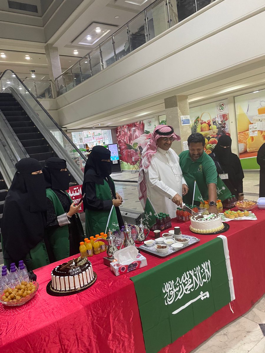 kccs_1k's tweet photo. #صور 2 من المشاركة في فرحة الوطن بفوز #المنتخب_السعودي الذي أقامتها الجمعية التعاونية الاستهلاكية بالخفجي في بهو السوق؛ لتهنئة عملاء الجمعية ومساهميها بهذه المناسبة.
#التعاونيات https://t.co/TE7viLPNqF