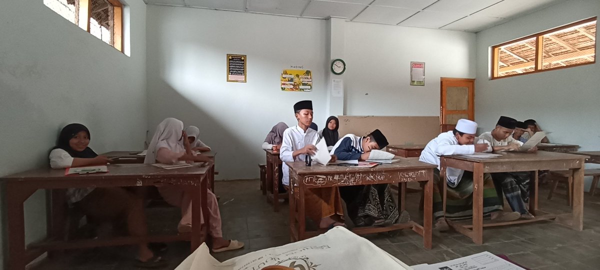 Solekhah_Soguno's tweet photo. Ngawasi Imtihan Cawu II
#dailyday https://t.co/NMZPt2EDRD