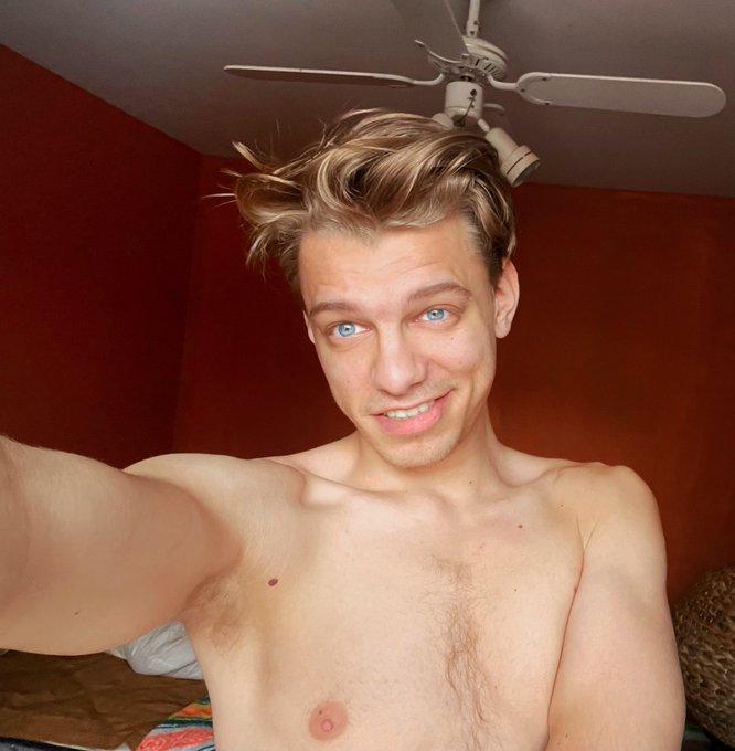 Do we love the messy look or should I cut it back already?? 😵&zwj;💫 https://t.co/QHIbJqlYde