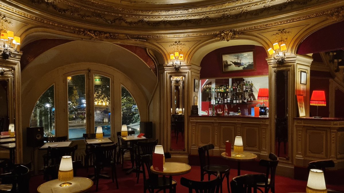 TheatresFR's tweet photo. "Nous allons de surprises en rebondissements, c'est exquis et cette famille résolument franchouillarde n'a pas de limites... Et les cœurs ne sont pas sur leurs mains…" @YvelinesRadioFM #LesHumains ➡ https://t.co/9GKHG3Puib https://t.co/5vl0xkmrju