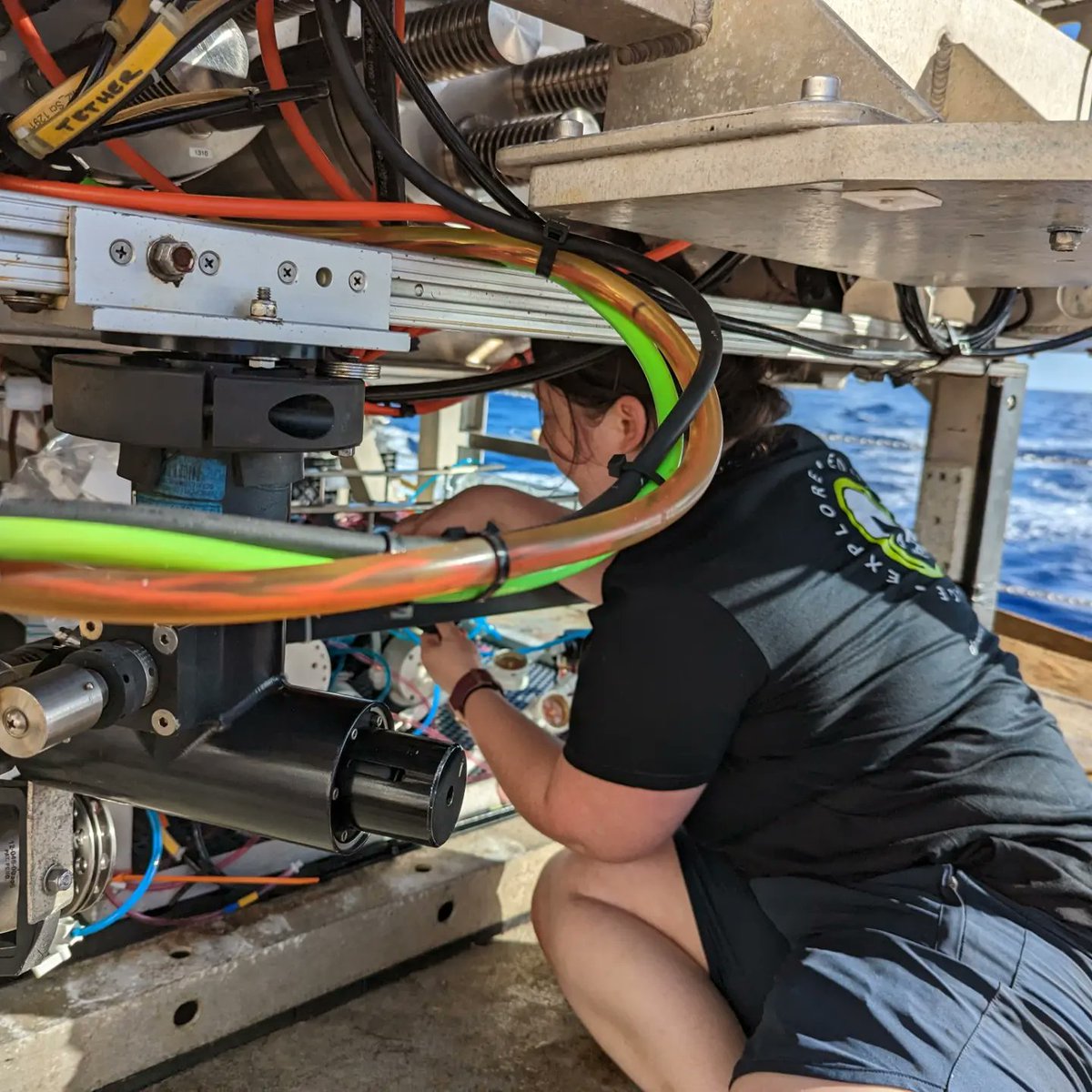 Extreme_GeoBio's tweet image. Greetings from the #kilomoana we have been busy on our cruise to the Mariana Forearc. We had our first dive with JASON, and recovered many samples yesterday. Here I am helping to set up the HOG sampler!

#science #geomicrobiology #microbiology #NSFfunded