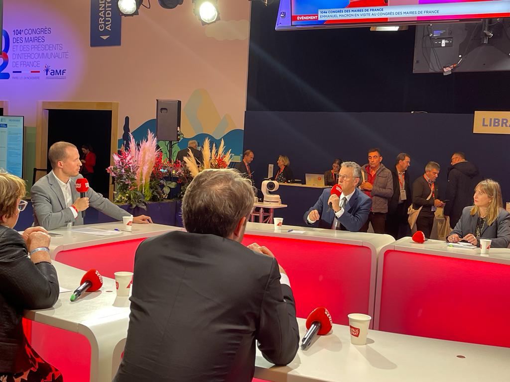 BernardDelcros's tweet photo. Très heureux de défendre les territoires ruraux aux débats @l_amf @publicsenat au #congresdesmaires. Très heureux aussi d'y retrouver @FaureDominique &amp; de nombreux élus cantaliens ! #ruralité #finances #CollTerr #ServicesPublics #Sante #inflation #filetdesecurite #Energie https://t.co/ELUprxcYBb