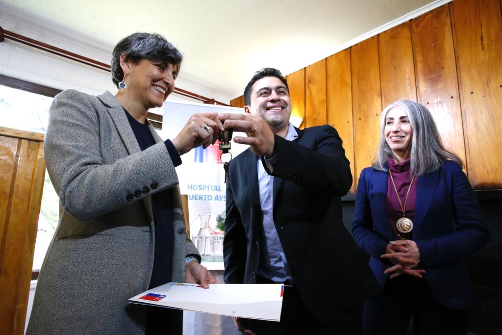 ministeriosalud's tweet photo. 📍#GobiernoEnTerreno | La ministra @ximenaguilera y el subsecretario @CCuadradoN participaron de la ceremonia de entrega de las llaves del terreno donde se emplazará el nuevo Centro Comunitario de #SaludMental en #PuertoAysén https://t.co/zhlWTdLt8C