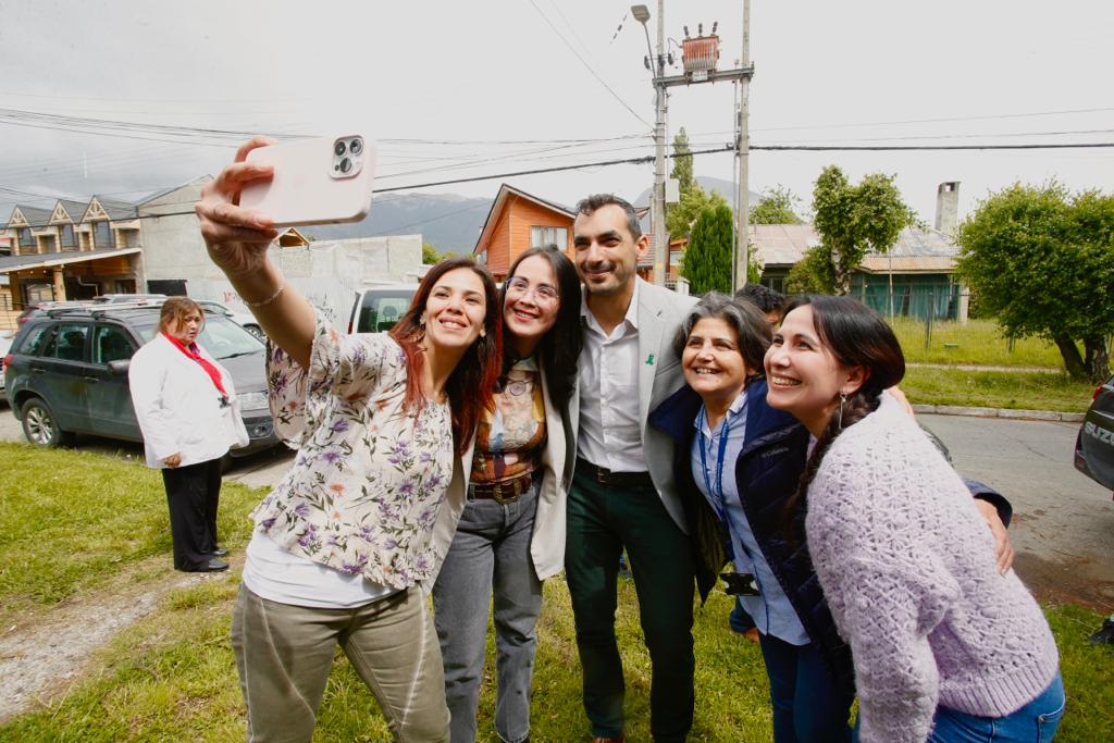 ministeriosalud's tweet photo. 📍#GobiernoEnTerreno | La ministra @ximenaguilera y el subsecretario @CCuadradoN participaron de la ceremonia de entrega de las llaves del terreno donde se emplazará el nuevo Centro Comunitario de #SaludMental en #PuertoAysén https://t.co/zhlWTdLt8C