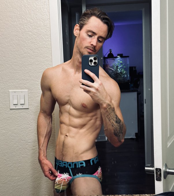 What do you think of the touch of grey in my hair now? 😬 https://t.co/CxXhFaz7gK