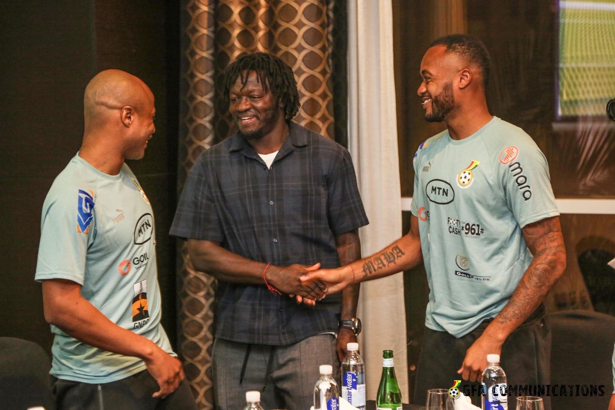 GhanaBlackstars's tweet image. 𝑮𝒖𝒆𝒔𝒔 𝑾𝒉𝒐'𝒔 𝑯𝒆𝒓𝒆 ! 

🥰 𝑺𝒖𝒍𝒍𝒆𝒚 𝑴𝒖𝒏𝒕𝒂𝒓𝒊 paid a visit to the Black Stars today ahead of our #FIFAWorldCup opener against Portugal. Legend 👏🏾

#BlackStars | #BringBackTheLove | #Qatar2022