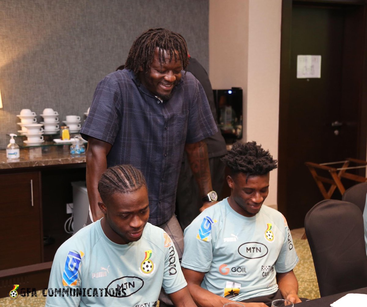 GhanaBlackstars's tweet image. 𝑮𝒖𝒆𝒔𝒔 𝑾𝒉𝒐'𝒔 𝑯𝒆𝒓𝒆 ! 

🥰 𝑺𝒖𝒍𝒍𝒆𝒚 𝑴𝒖𝒏𝒕𝒂𝒓𝒊 paid a visit to the Black Stars today ahead of our #FIFAWorldCup opener against Portugal. Legend 👏🏾

#BlackStars | #BringBackTheLove | #Qatar2022